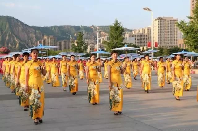 平?jīng)鲢垂军h委和興北路社區(qū)綠地廣場(chǎng)商圈黨建聯(lián)盟合作舉辦“謳歌新時(shí)代 共圓中國(guó)夢(mèng)”紀(jì)念改革開(kāi)放四十周年大型群眾廣場(chǎng)文化活動(dòng)(圖4)